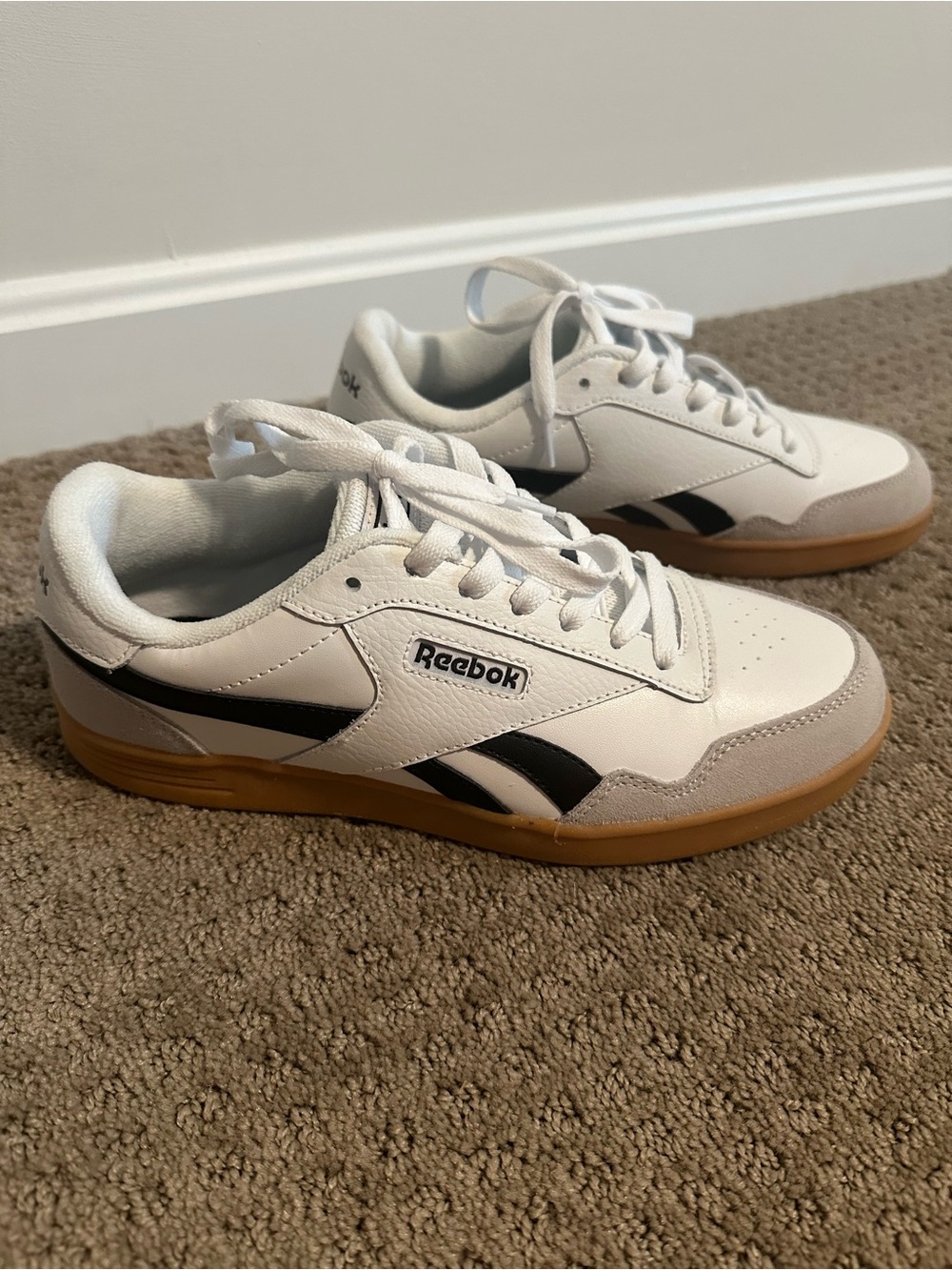 Reebok women’s Low Top Lace-Up Sneakers White Black Beige Gum Sole Solid 8.5
